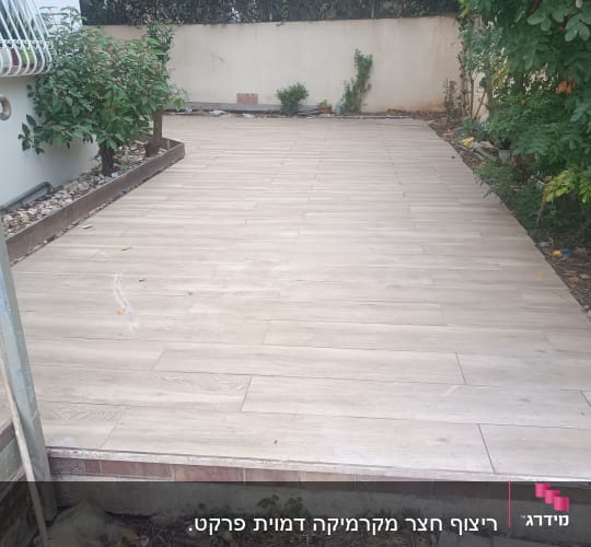 ריצוף חדש בחצר עם אריחים בהירים